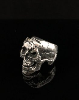 Кольцо с разрушенным черепом, с нижней челюстью